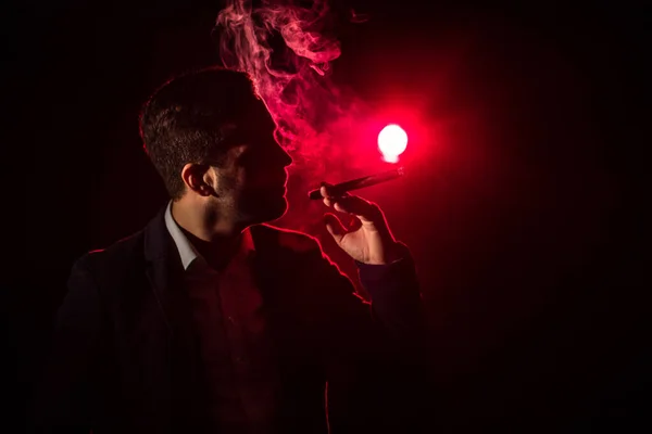 Фото Мужчины Курящего Розовом Фоне Концепция Курения — стоковое фото