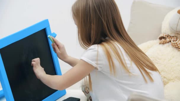 Vídeo Blonde Girl Drawing Flower White Board Conceito Passatempo Menina — Vídeo de Stock