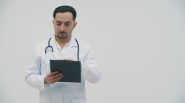 Beyaz arka planda bir doktorun 4k yavaş çekim videosu. Doktor kavramı..