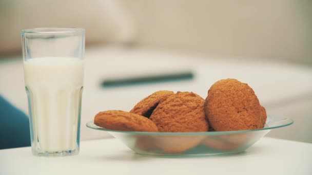 Bir Bardak Süt Bisküvinin Yavaş Çekim Videosu Aydınlık Karanlıkta Yiyecek — Stok video