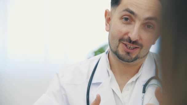 Zwolniony Film Lekarzem Noszącym Biały Fartuch Laboratoryjny Wyjaśniający Koncepcja Pracy — Wideo stockowe