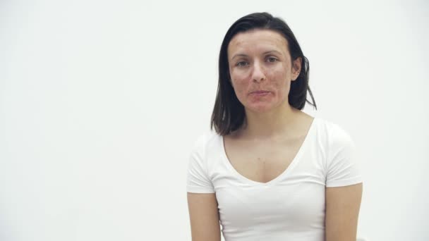 Видео Замедленного Действия Одной Женщины Белом Фоне Концепция Женщины Некоторыми — стоковое видео