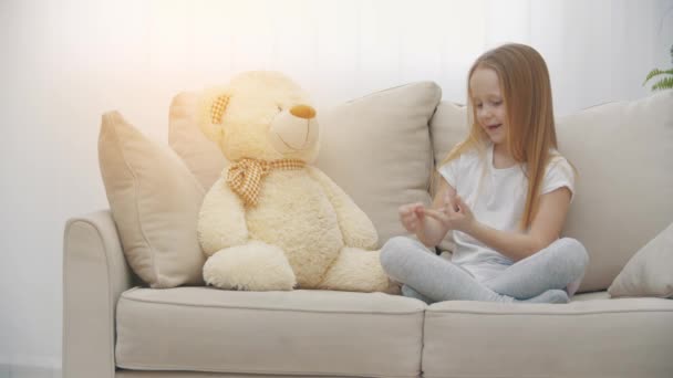 Video Gerakan Lambat Gadis Kecil Menunjuk Kamera Konsep Gadis Kecil — Stok Video