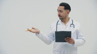 Beyaz arka planda bir doktorun 4K videosu. Doktor kavramı..