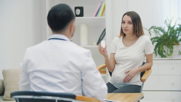 Videó Egy Terhes Nőről Aki Egy Orvossal Beszél Orvoslátogatás Koncepciója — Stock videók