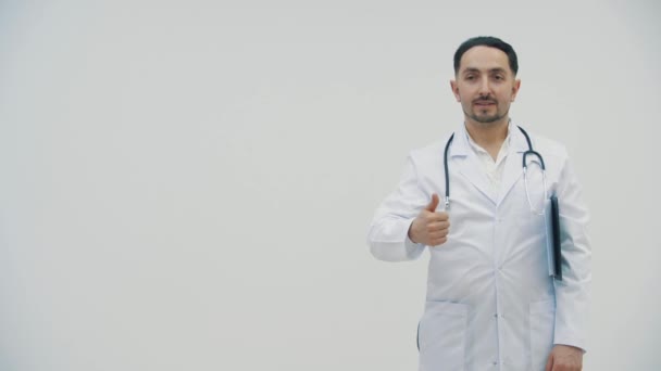 Wideo Lekarzem Białym Tle Pokazuje Kciuk Górę Koncepcja Dobrego Lekarza — Wideo stockowe