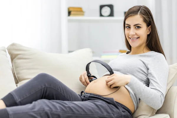ヘッドフォンを装着した妊婦の写真 妊婦の概念 — ストック写真