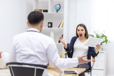 Hamile bir kadının doktorunu ziyaret edişinin fotoğrafı. Hamile kadın kavramı.