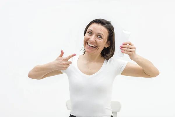 Foto Einer Positiven Frau Mit Einer Creme Der Hand Auf — Stockfoto