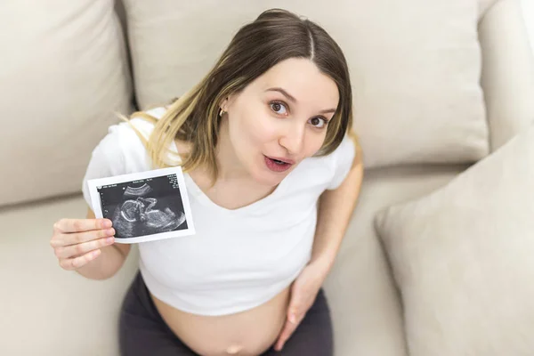 Ausgeschnittenes Foto Einer Lächelnden Schwangeren Mit Ultraschalluntersuchung Konzept Der Schwangeren — Stockfoto
