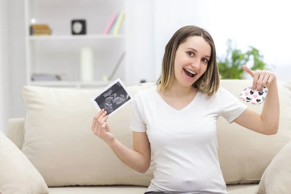 超音波検査の結果と笑顔の妊婦の写真 妊婦の概念 — ストック写真