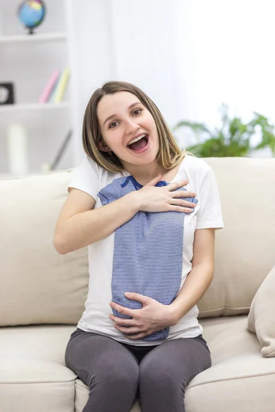Foto Einer Schwangeren Frau Die Lässig Gekleidet Ist Und Kindliche — Stockfoto
