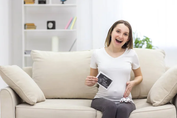 Foto Van Een Lachende Zwangere Vrouw Met Ultrageluid Resultaat Concept — Stockfoto