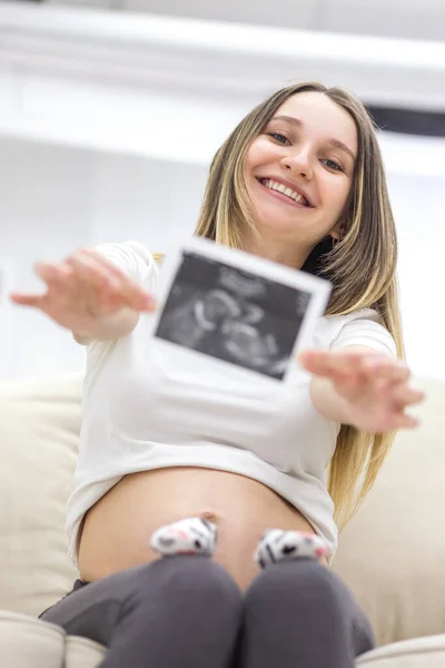 Foto Mujer Embarazada Sonriente Con Resultado Ultrasonido Concepto Mujer Embarazada —  Fotos de Stock