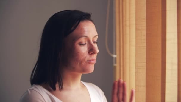 Närbild Video Kvinna Med Hudproblem Tittar Fönstret Begreppet Skönhet — Stockvideo