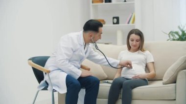 Doktorun hamile kadını muayene ettiği 4K video. Tıbbi danışmanlık kavramı.