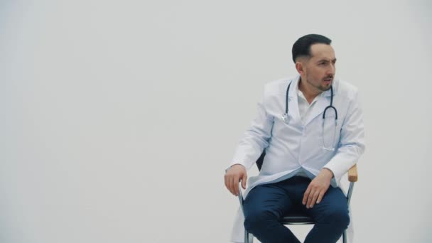 Video Mladého Doktora Přemýšlejícího Nad Bílým Pozadím Koncepce Lékařské Konzultace — Stock video