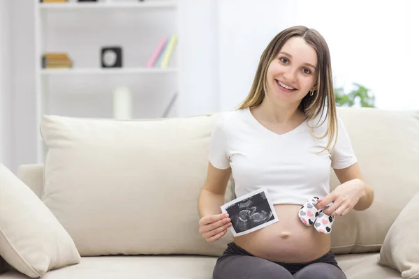 Foto Einer Lächelnden Schwangeren Mit Ultraschalluntersuchung Konzept Der Schwangeren — Stockfoto