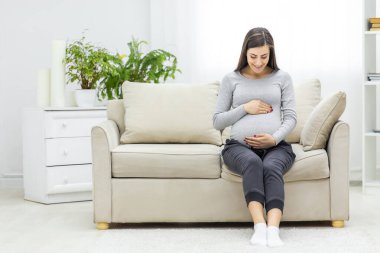 Hamile bir kadının karnına dokunduğu fotoğraf. Hamile kadın kavramı.