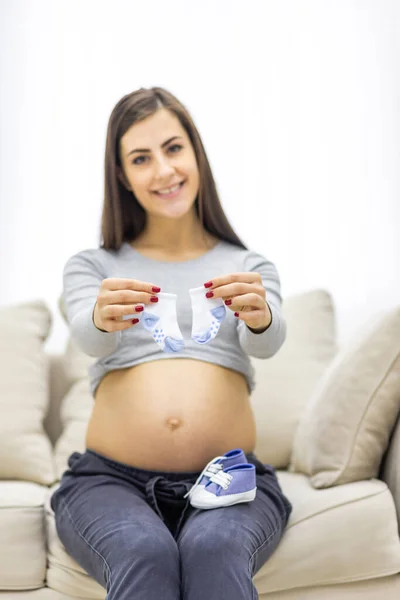 裸の胃と子供服を着た妊婦の写真 妊婦の概念 — ストック写真
