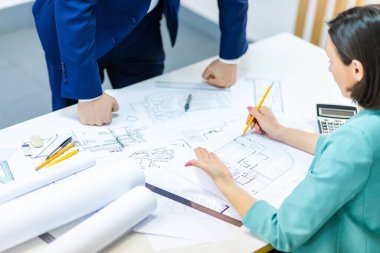 Ofiste çalışan kadın işçinin kesilmiş fotoğrafı. Ofis işgal kavramı.