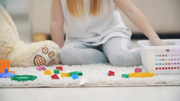 Video Van Schattig Kind Spelen Met Teddy Het Begrip Kindertijd — Stockvideo
