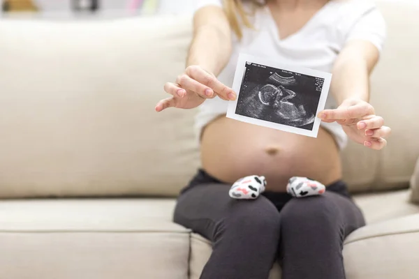 Foto Einer Lächelnden Schwangeren Mit Ultraschalluntersuchung Konzept Der Schwangeren — Stockfoto