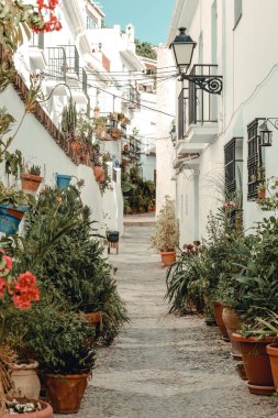 Frigiliana kasabasının sessiz caddesi, Malaga kıyısındaki dağda geleneksel bir beyaz köy.