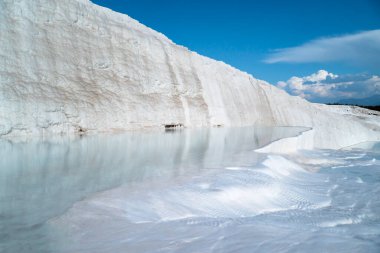 Pamukkale travertinlerinde ve termal banyo havuzlarında gün batımı