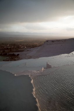 Pamukkale travertinlerinde ve termal banyo havuzlarında gün batımı