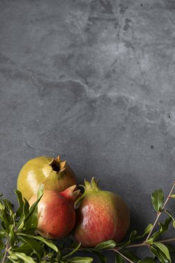 Gri arkaplanda ham nar, metin için boşluk