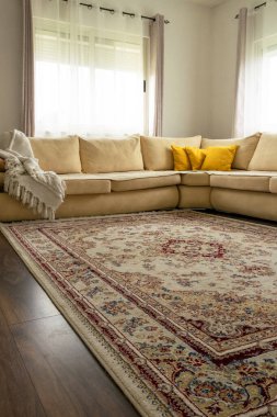 Ev dekoru. Modern dairenin ve moda mobilyaların içinde rahat, şık bir oturma odası. Çağdaş iç tasarım