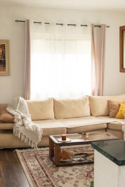 Ev dekoru. Modern dairenin ve moda mobilyaların içinde rahat, şık bir oturma odası. Çağdaş iç tasarım