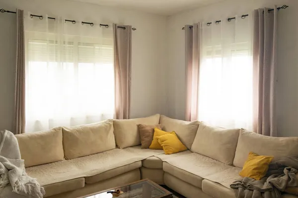 Ev dekoru. Modern dairenin ve moda mobilyaların içinde rahat, şık bir oturma odası. Çağdaş iç tasarım