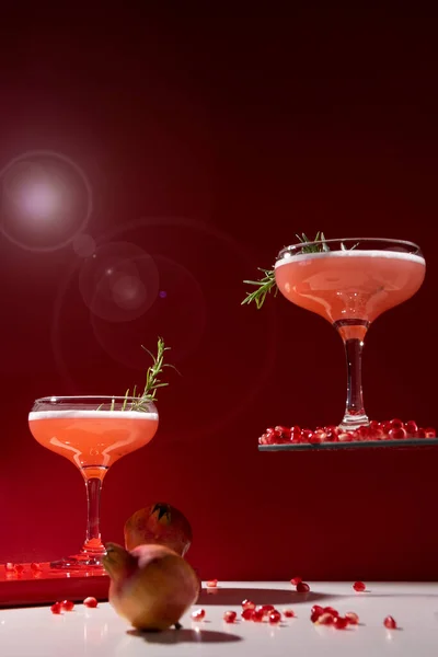 Feestelijke Rode Cocktails Granaatappeldrank Met Wit Rozemarijn — Stockfoto