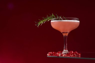 Şenlikli, izole kırmızı kokteyl. Beyaz yumurta ve biberiyeli nar içeceği.
