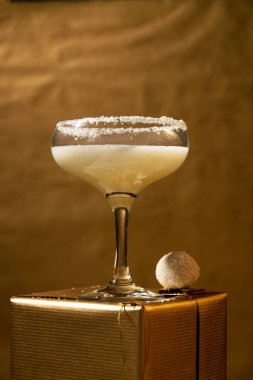 Kutlama içecekleri. Altın arka planda beyaz hindistan cevizi kokteyli bardakları. Kutlama konsepti