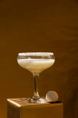 Kutlama içecekleri. Altın arka planda beyaz hindistan cevizi kokteyli bardakları. Kutlama konsepti