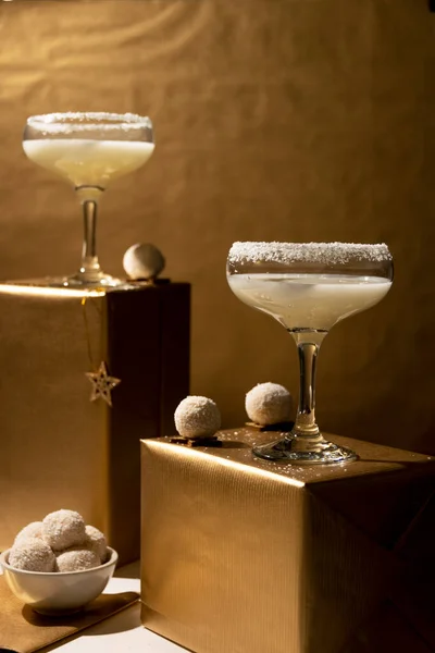 Świąteczne Napoje Białe Kokosowe Kieliszki Złotym Tle Koncepcja Uroczystości — Zdjęcie stockowe