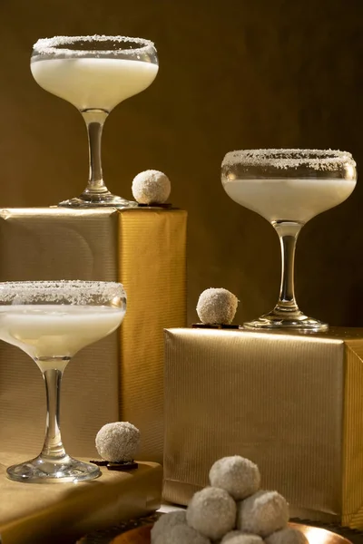 Feestelijke Drankjes Witte Kokoscocktails Glazen Gouden Achtergrond Feestconcept — Stockfoto