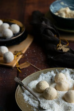 Hindistan cevizli gevrek ve taze hindistan cevizli şeker hazırlıyorum. Ev yapımı tatlı yapıyorum.