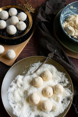 Hindistan cevizli gevrek ve taze hindistan cevizli şeker hazırlıyorum. Ev yapımı tatlı yapıyorum.