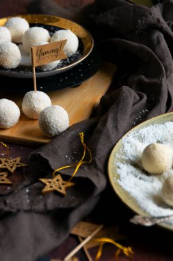 Hindistan cevizli gevrek ve taze hindistan cevizli şeker hazırlıyorum. Ev yapımı tatlı yapıyorum.