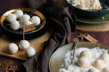 Hindistan cevizli gevrek ve taze hindistan cevizli şeker hazırlıyorum. Ev yapımı tatlı yapıyorum.