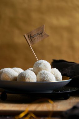 Hindistan cevizli gevrek ve taze hindistan cevizli şeker hazırlıyorum. Ev yapımı tatlı yapıyorum.