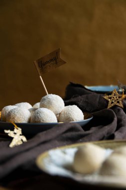 Hindistan cevizli gevrek ve taze hindistan cevizli şeker hazırlıyorum. Ev yapımı tatlı yapıyorum.