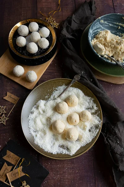 Hindistan cevizli gevrek ve taze hindistan cevizli şeker hazırlıyorum. Ev yapımı tatlı yapıyorum.