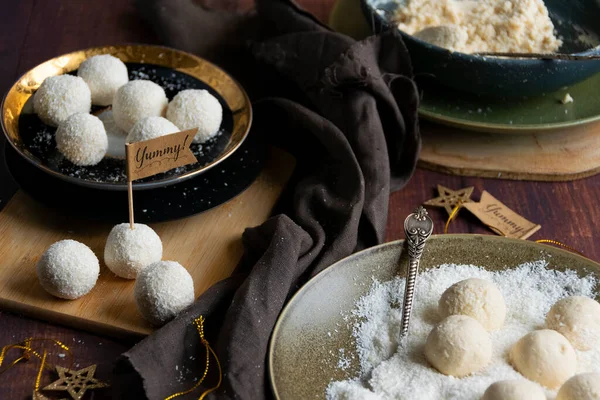 Hindistan cevizli gevrek ve taze hindistan cevizli şeker hazırlıyorum. Ev yapımı tatlı yapıyorum.