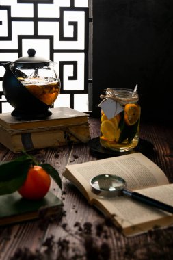 Kış evi hala hayat. Sıcak çay demliği ve kitaplarla rahatlama köşesi.