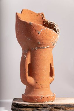 Antika seramik vazo parçası, tarihi kil çömlek.